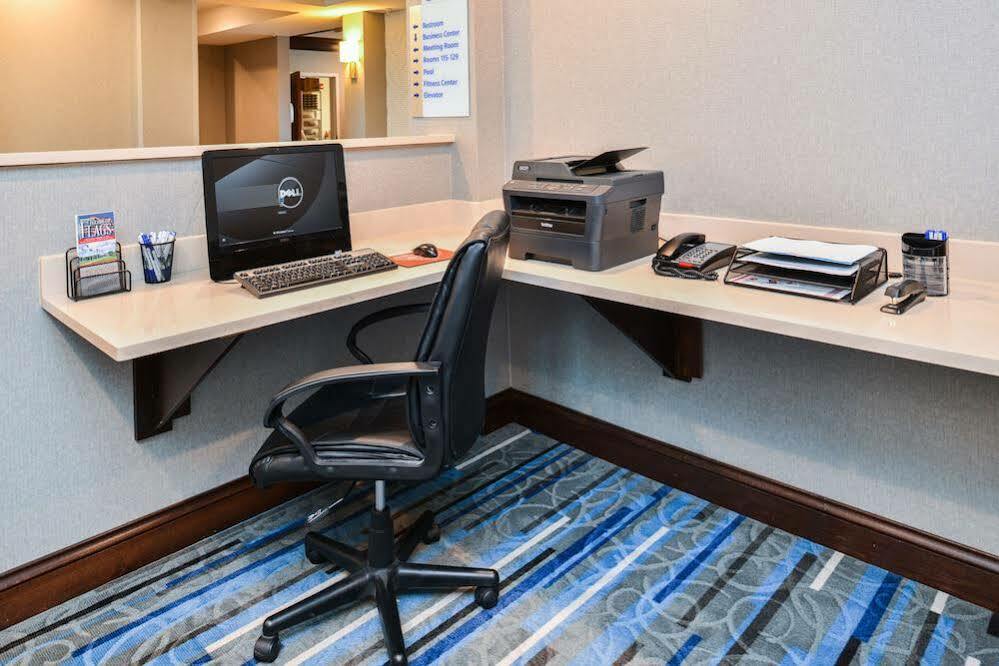 Holiday Inn Express Hotel & Suites York By Ihg Екстериор снимка